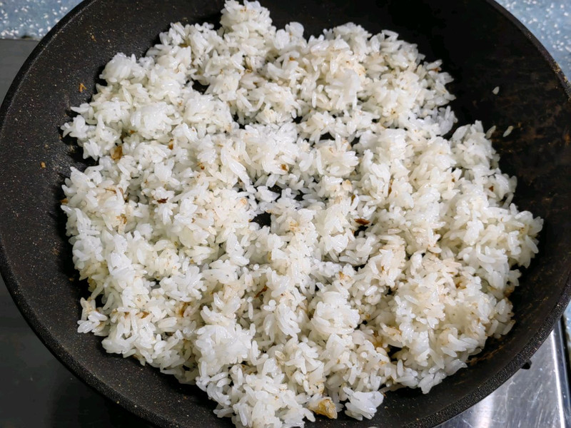 槐花虾仁炒饭