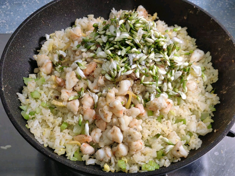 槐花虾仁炒饭