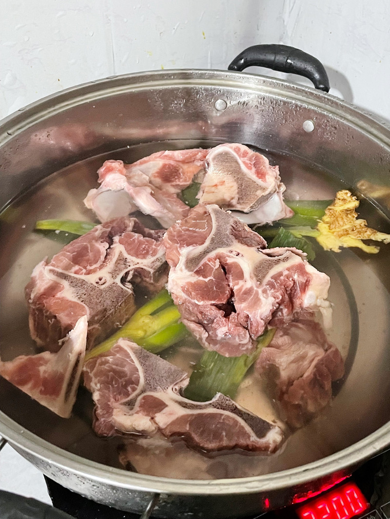 土豆炖牛脊骨