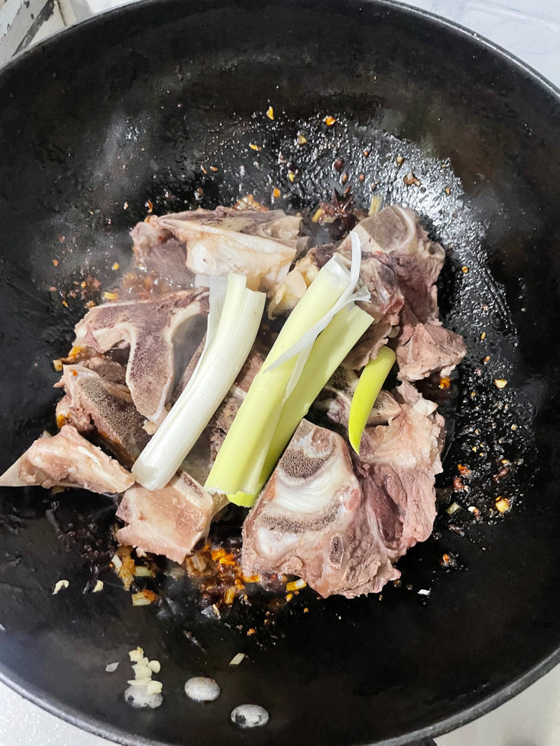 土豆炖牛脊骨