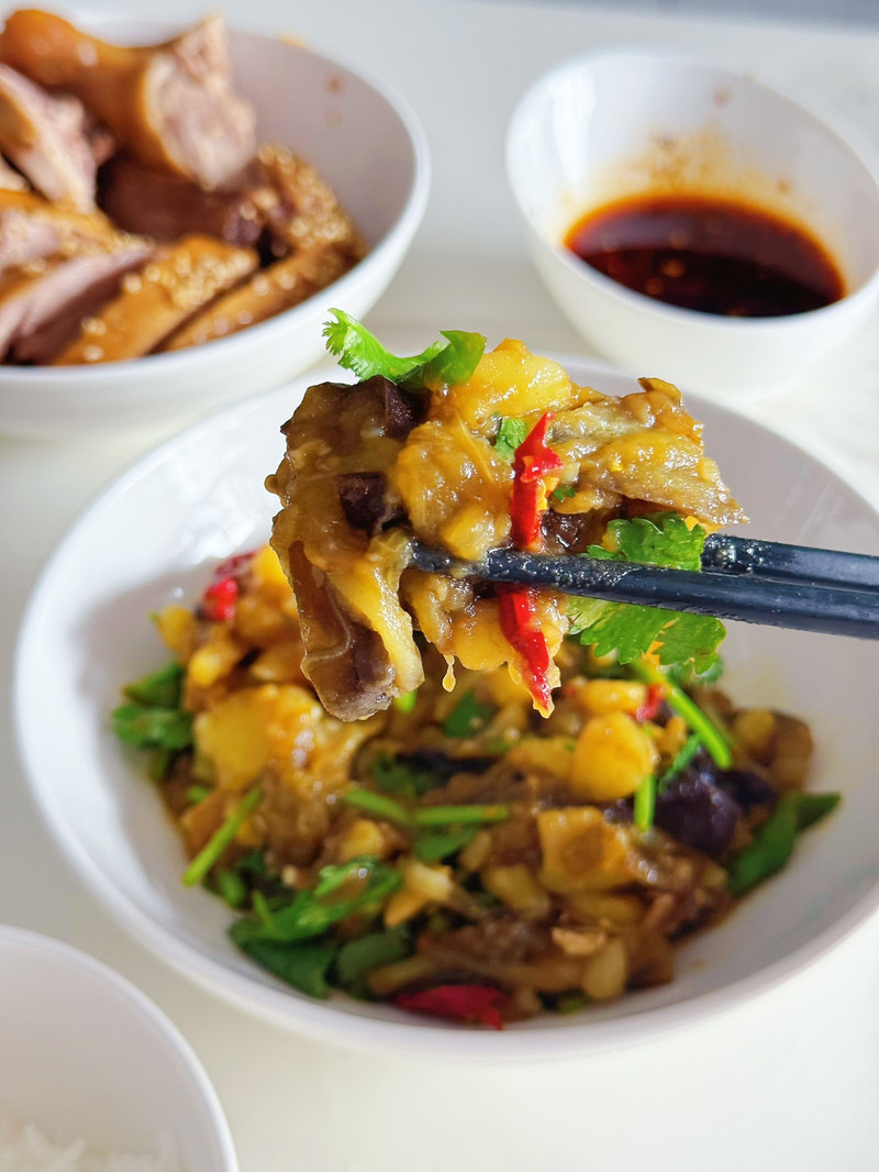 拌上大米饭香迷糊｜烧椒土豆泥拌茄子