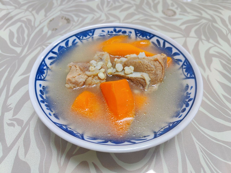 胡萝卜薏米猪骨汤