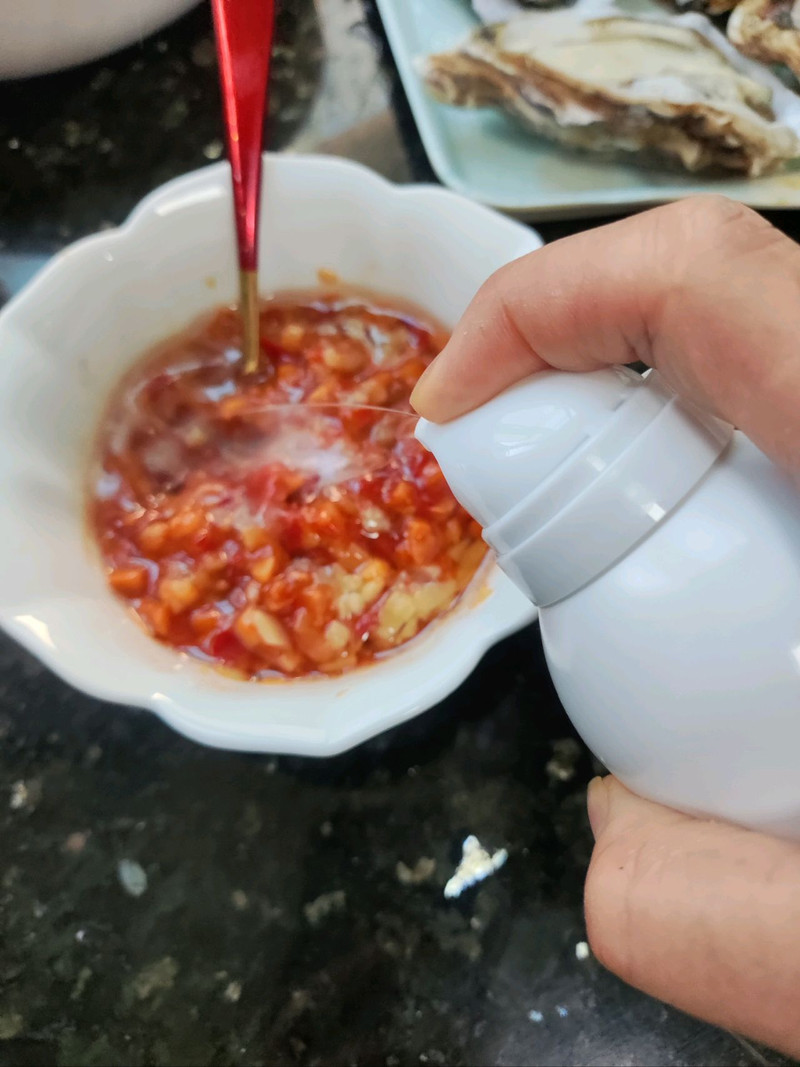 简单快手又好吃的剁椒蒜蓉蒸生蚝