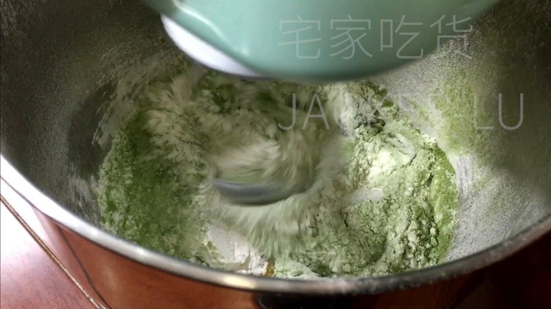 抹茶墨西哥酱酥皮面包，松软得像云朵，酥皮酥脆，一碰就簌簌掉渣