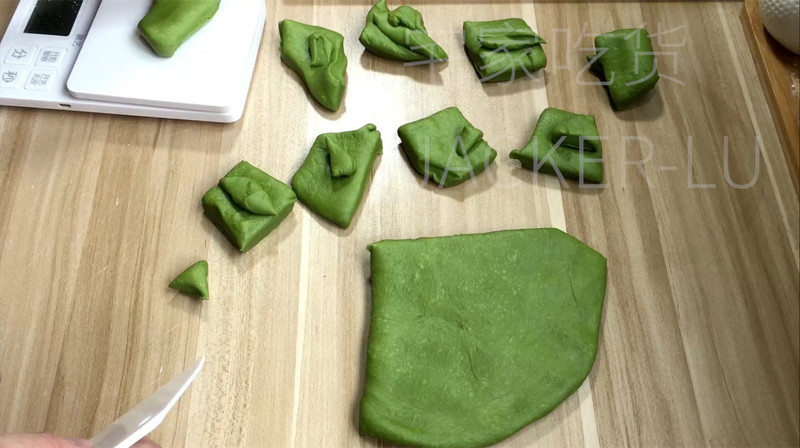 抹茶墨西哥酱酥皮面包，松软得像云朵，酥皮酥脆，一碰就簌簌掉渣