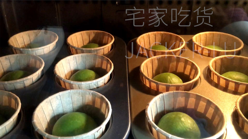 抹茶墨西哥酱酥皮面包，松软得像云朵，酥皮酥脆，一碰就簌簌掉渣