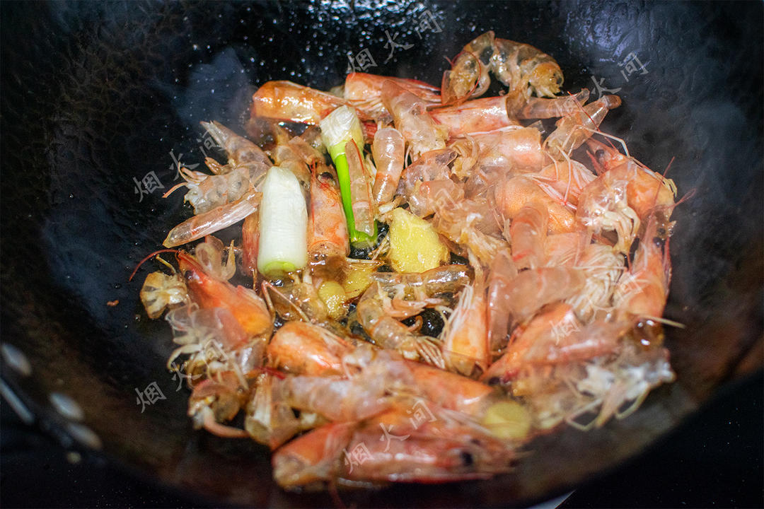 鲜掉眉毛！咸蛋黄鲜虾豆腐｜天冷煮一锅，暖胃又舒心