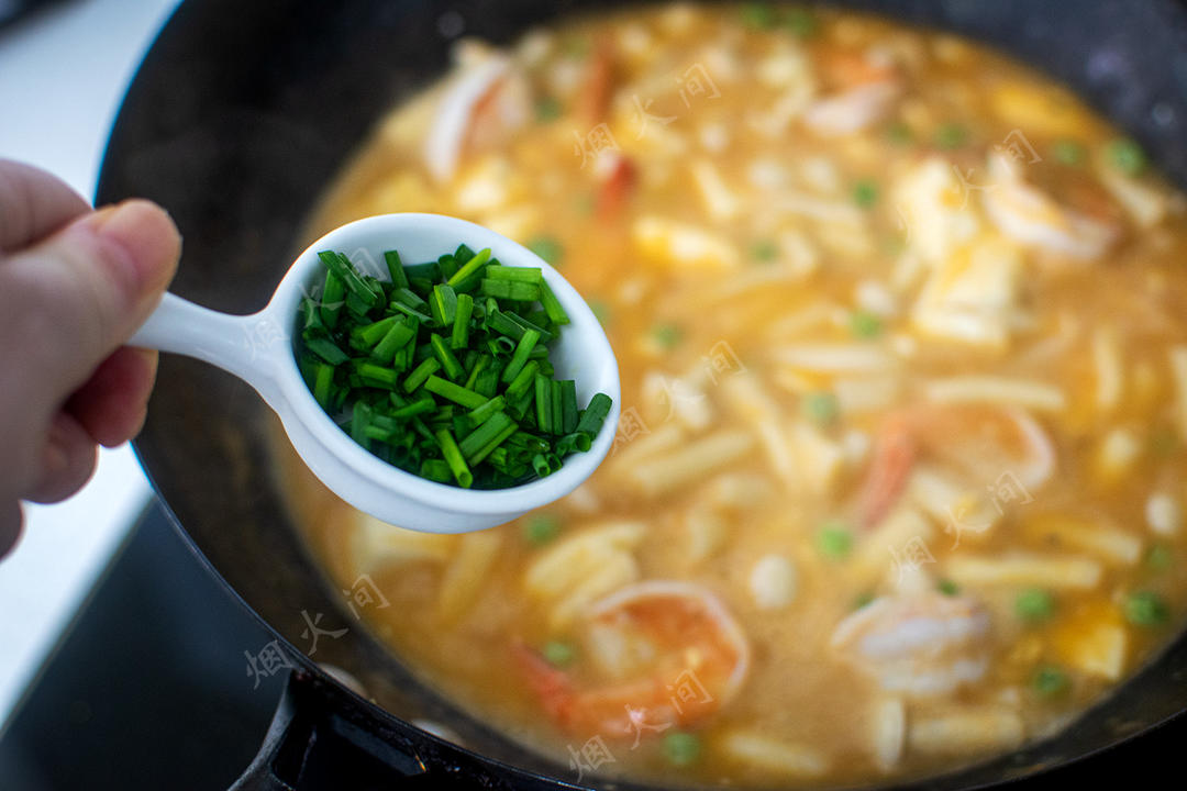 鲜掉眉毛！咸蛋黄鲜虾豆腐｜天冷煮一锅，暖胃又舒心