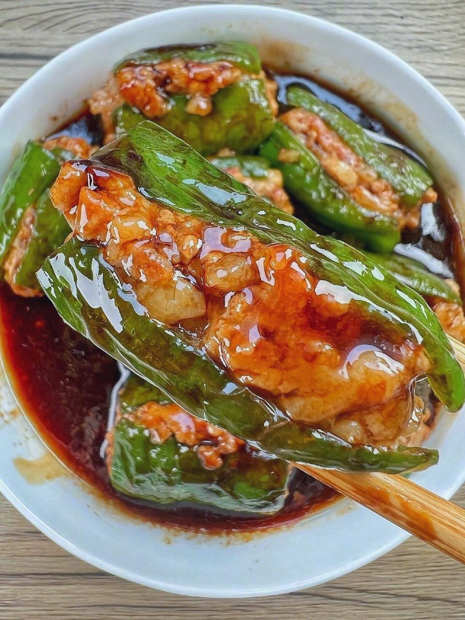 下饭菜“青椒酿肉”，香糯多汁鲜嫩下饭