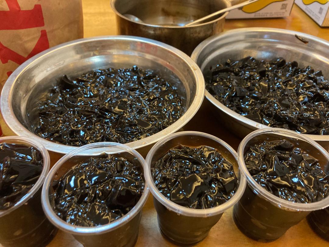 如何熬出光滑嫩嫩的烧仙草黑凉粉