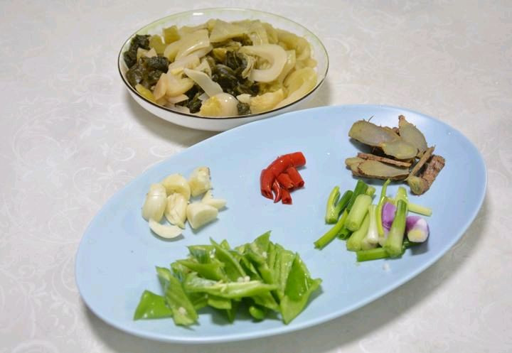 酸菜鸡肉煲