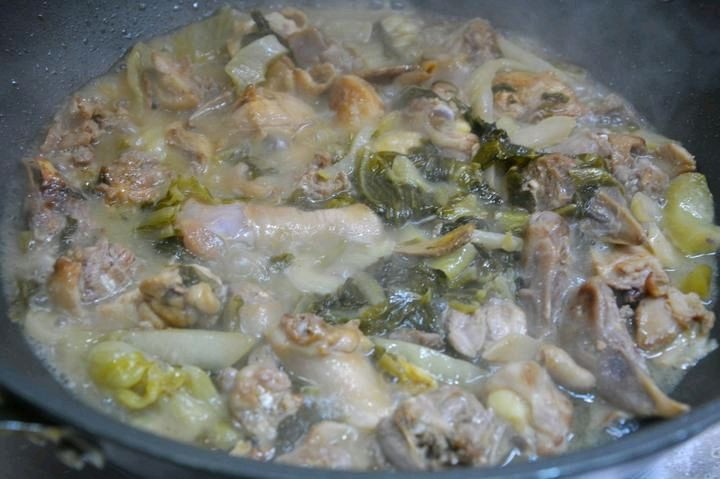 酸菜鸡肉煲