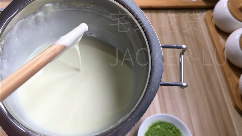 抹茶巧克力脆皮奶酪棒，清凉解暑，让疲惫与烦恼瞬间消散。