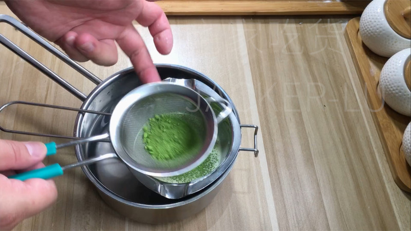 抹茶巧克力脆皮奶酪棒，清凉解暑，让疲惫与烦恼瞬间消散。