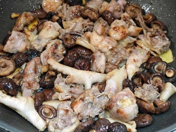 香菇鸡煲