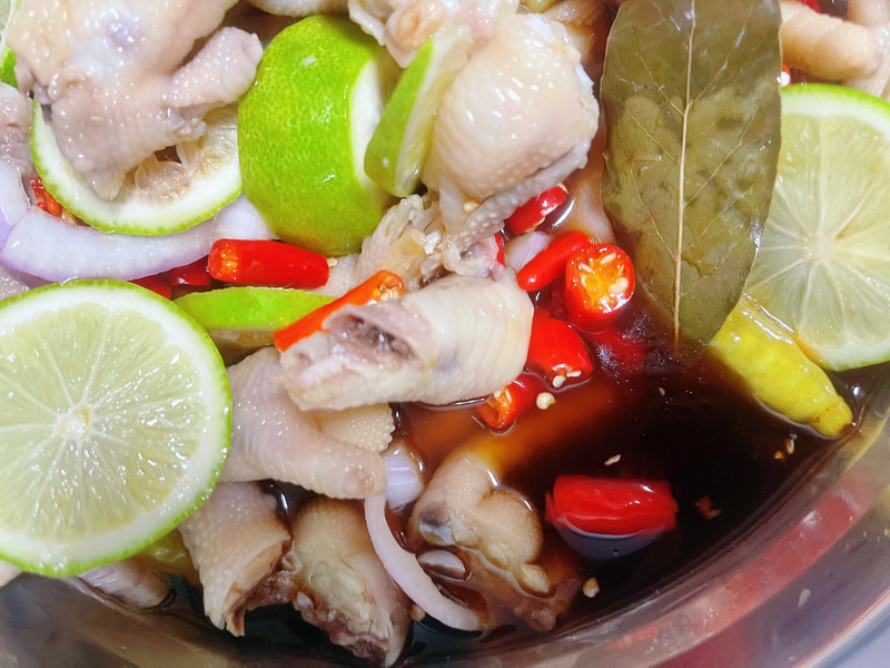 低脂酸辣小零食！柠檬泡椒鸡爪
