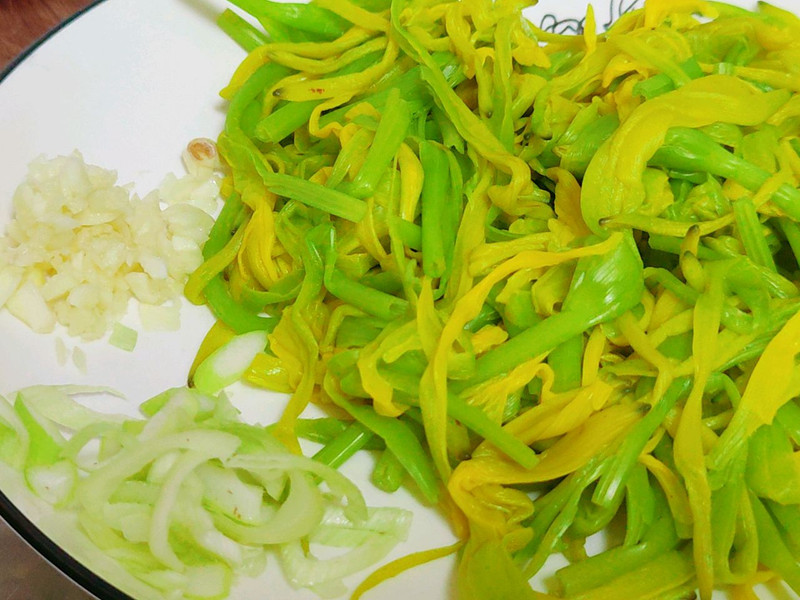黄花菜炒鸡蛋