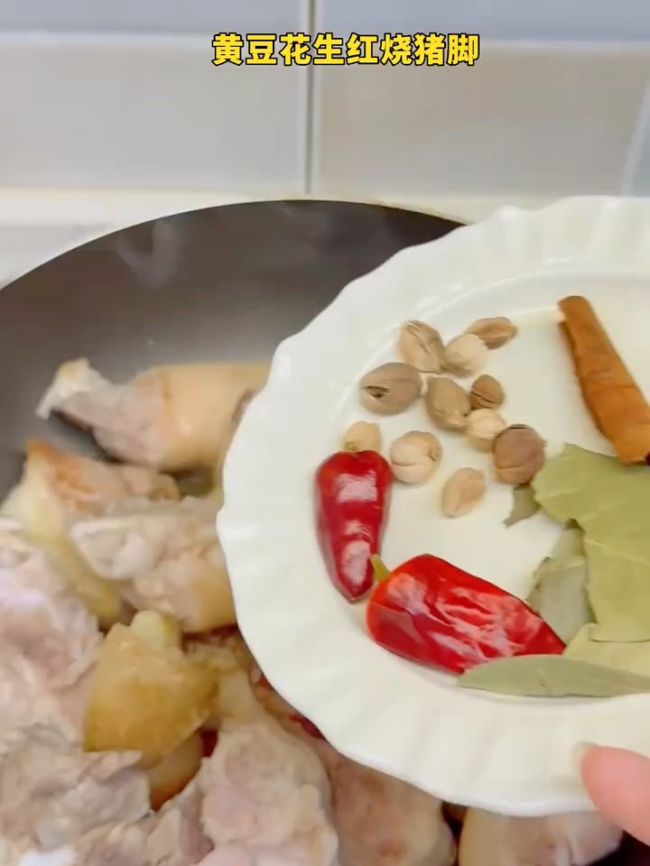 汤汁拌饭吃三碗｜黄豆炖烧猪脚