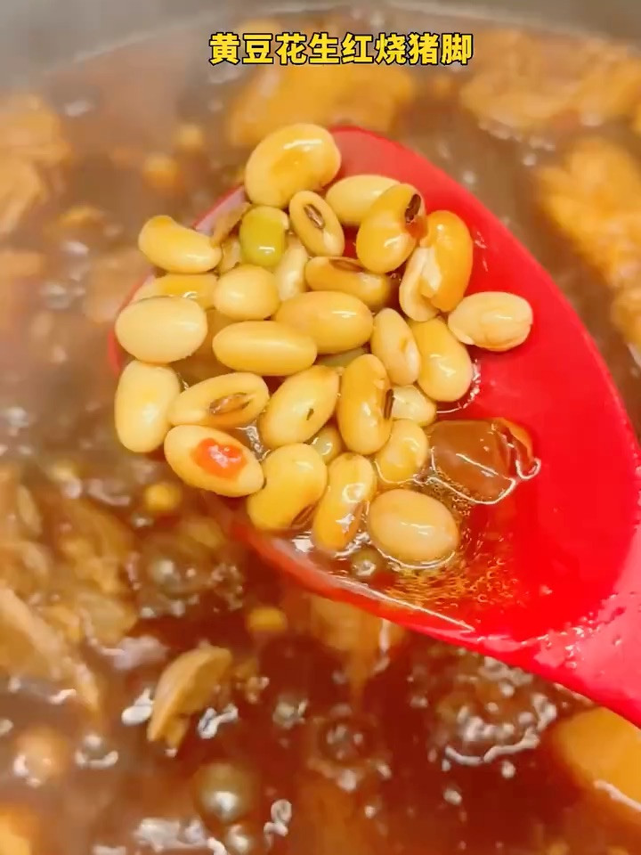 汤汁拌饭吃三碗｜黄豆炖烧猪脚