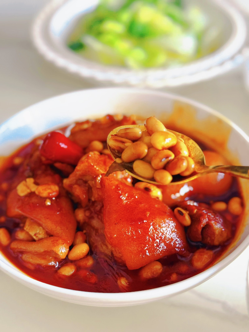 汤汁拌饭吃三碗｜黄豆炖烧猪脚