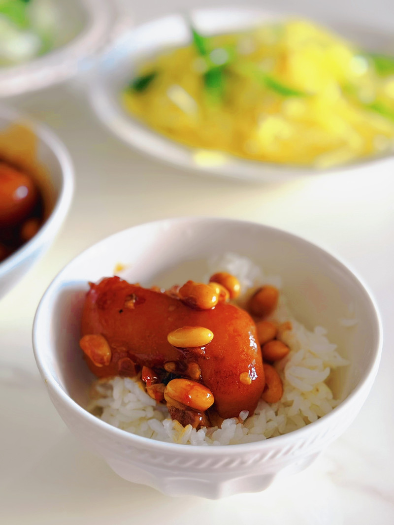 汤汁拌饭吃三碗｜黄豆炖烧猪脚