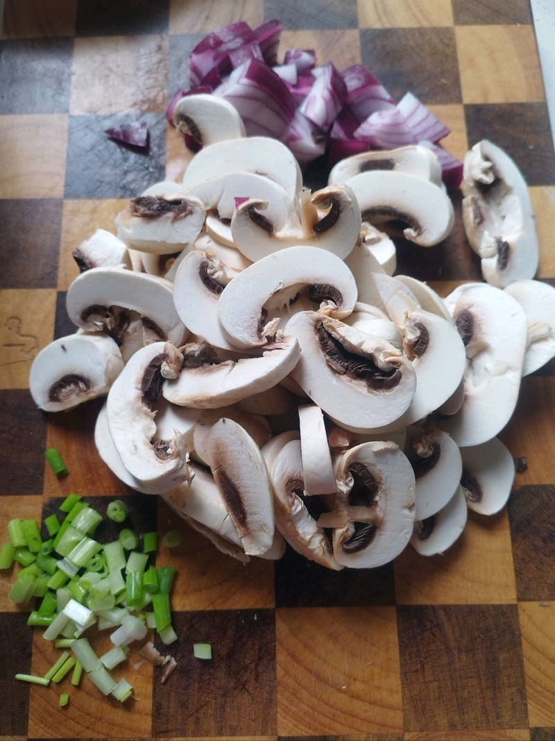 鲜嫩爽滑的牛肉炒口蘑