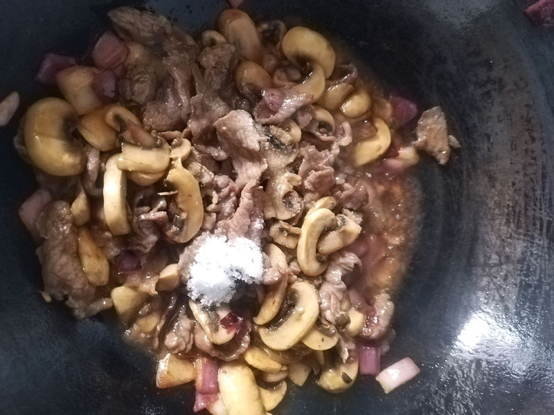 鲜嫩爽滑的牛肉炒口蘑