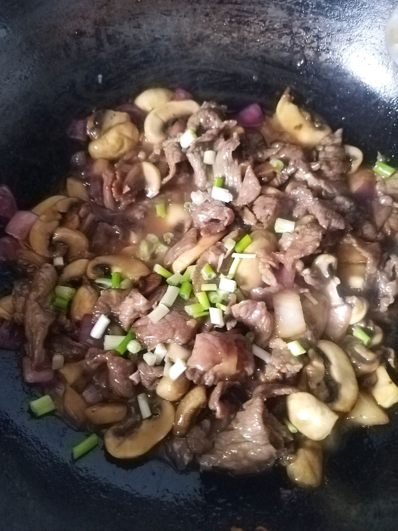 鲜嫩爽滑的牛肉炒口蘑