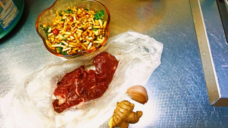 折耳根拌牛肉