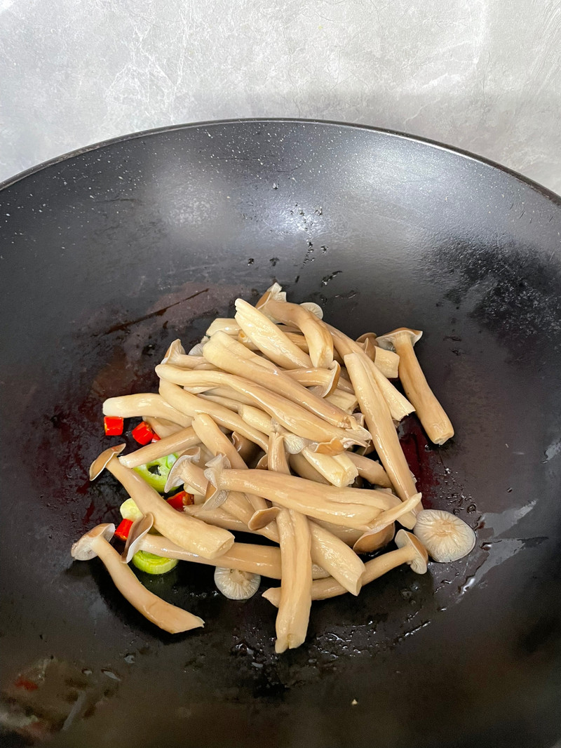 蘑菇炒辣椒 热量低营养健康