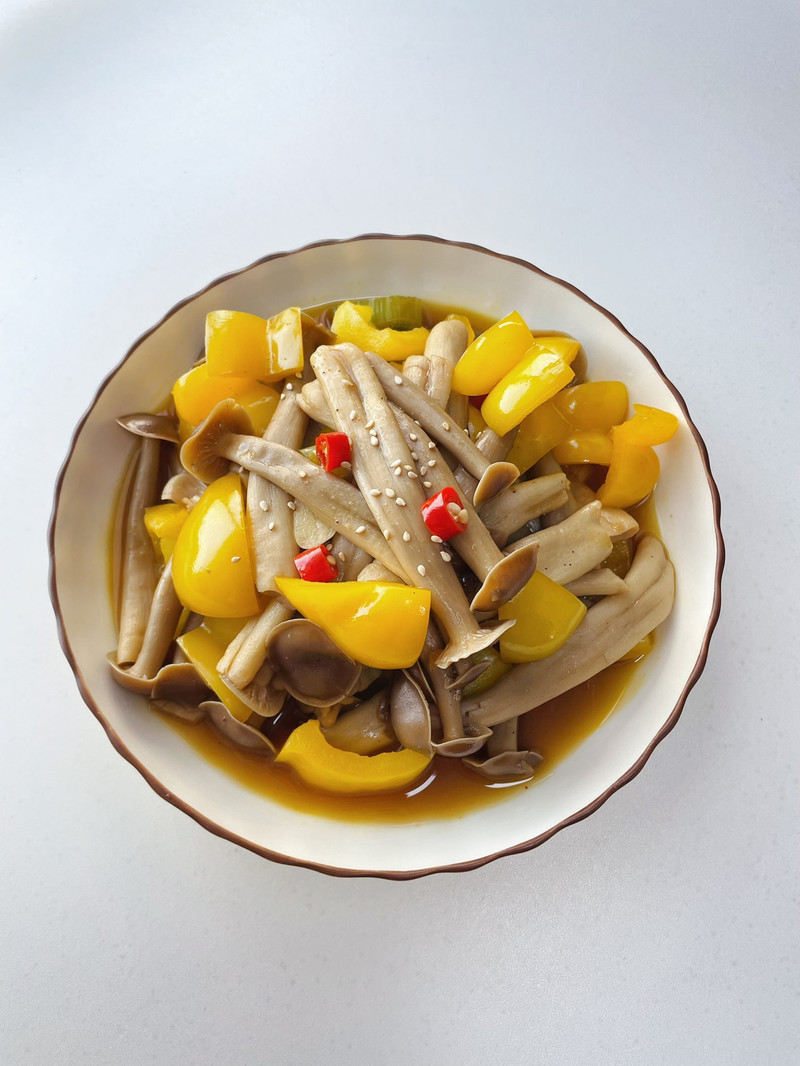 蘑菇炒辣椒 热量低营养健康