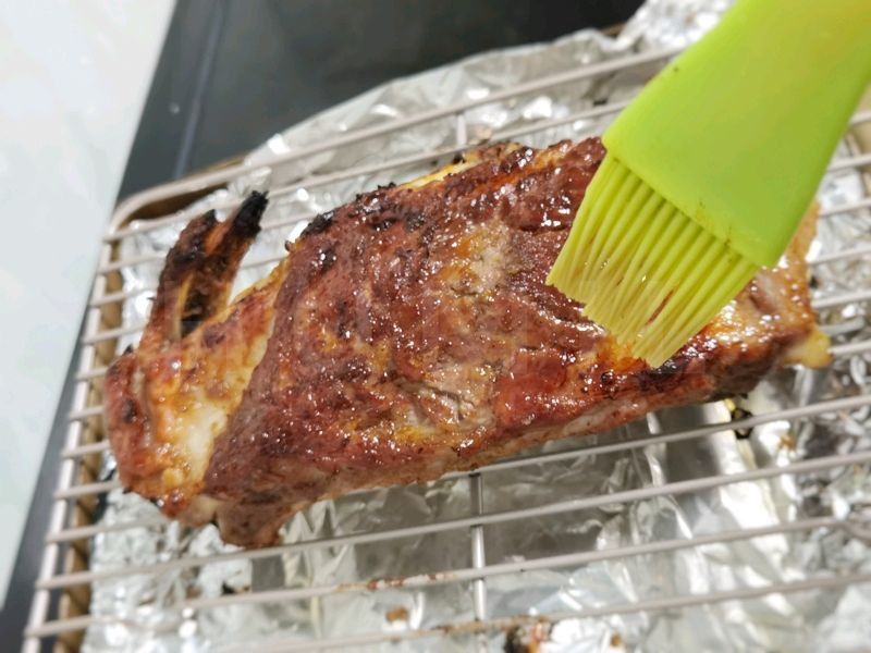 烟熏风味烤猪肋排