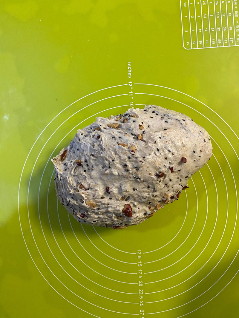 红枣全麦黑芝麻吐司—口感丰富，营养美味！