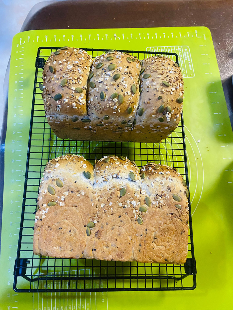 红枣全麦黑芝麻吐司—口感丰富，营养美味！