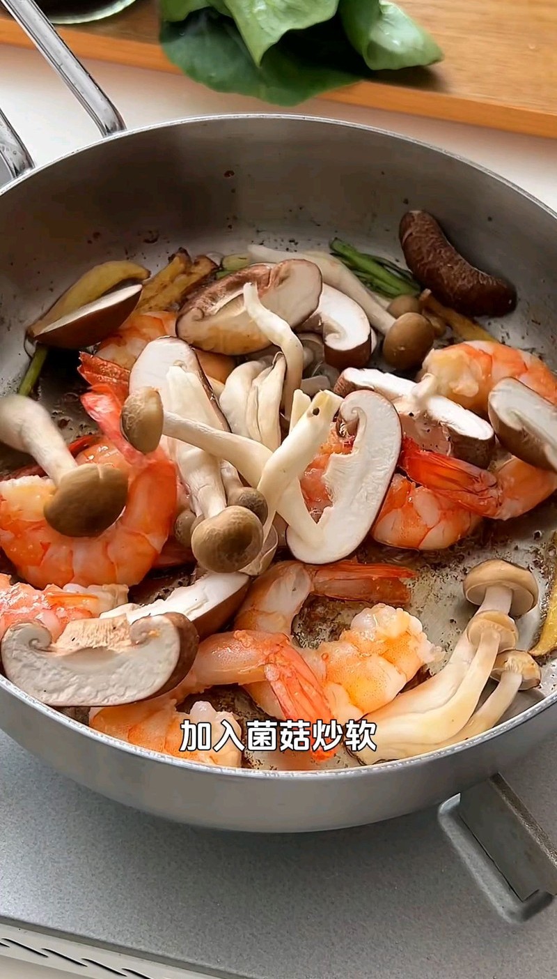 菌菇虾仁鸡蛋面 菌菇虾仁鸡蛋面