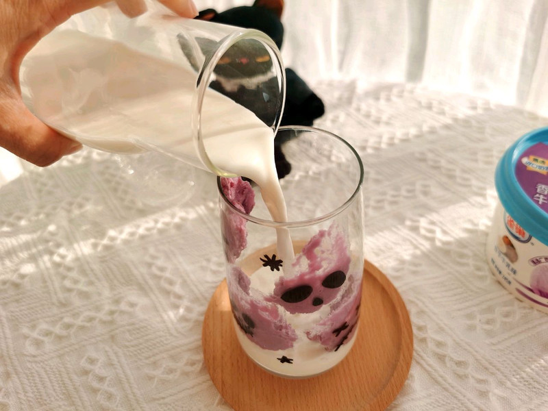 万圣节捣蛋鬼香芋冰淇淋拿铁 万圣节捣蛋鬼香芋冰淇淋拿铁