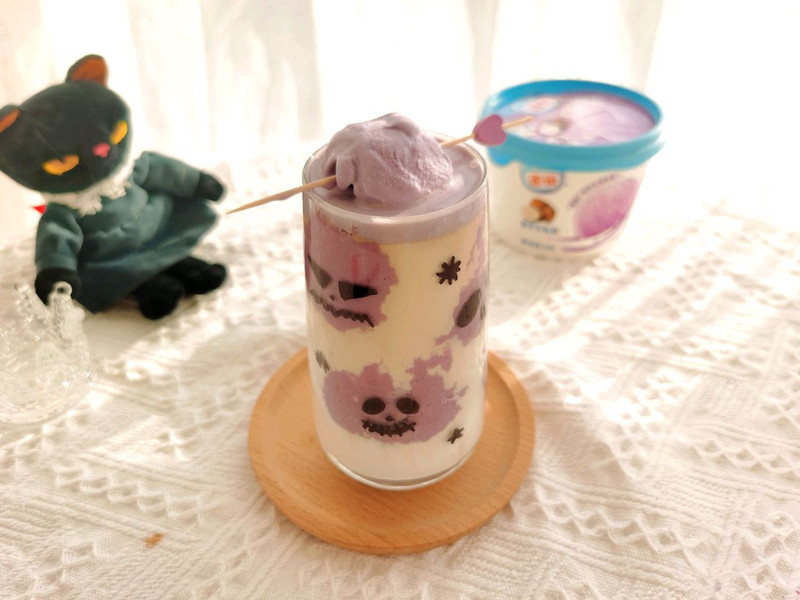 万圣节捣蛋鬼香芋冰淇淋拿铁 万圣节捣蛋鬼香芋冰淇淋拿铁